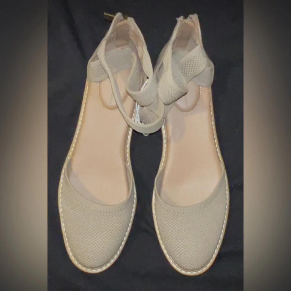Metropolitan View  Women’s Tan flat shoes with ankle strap. Size 7.5.  NWOT.
